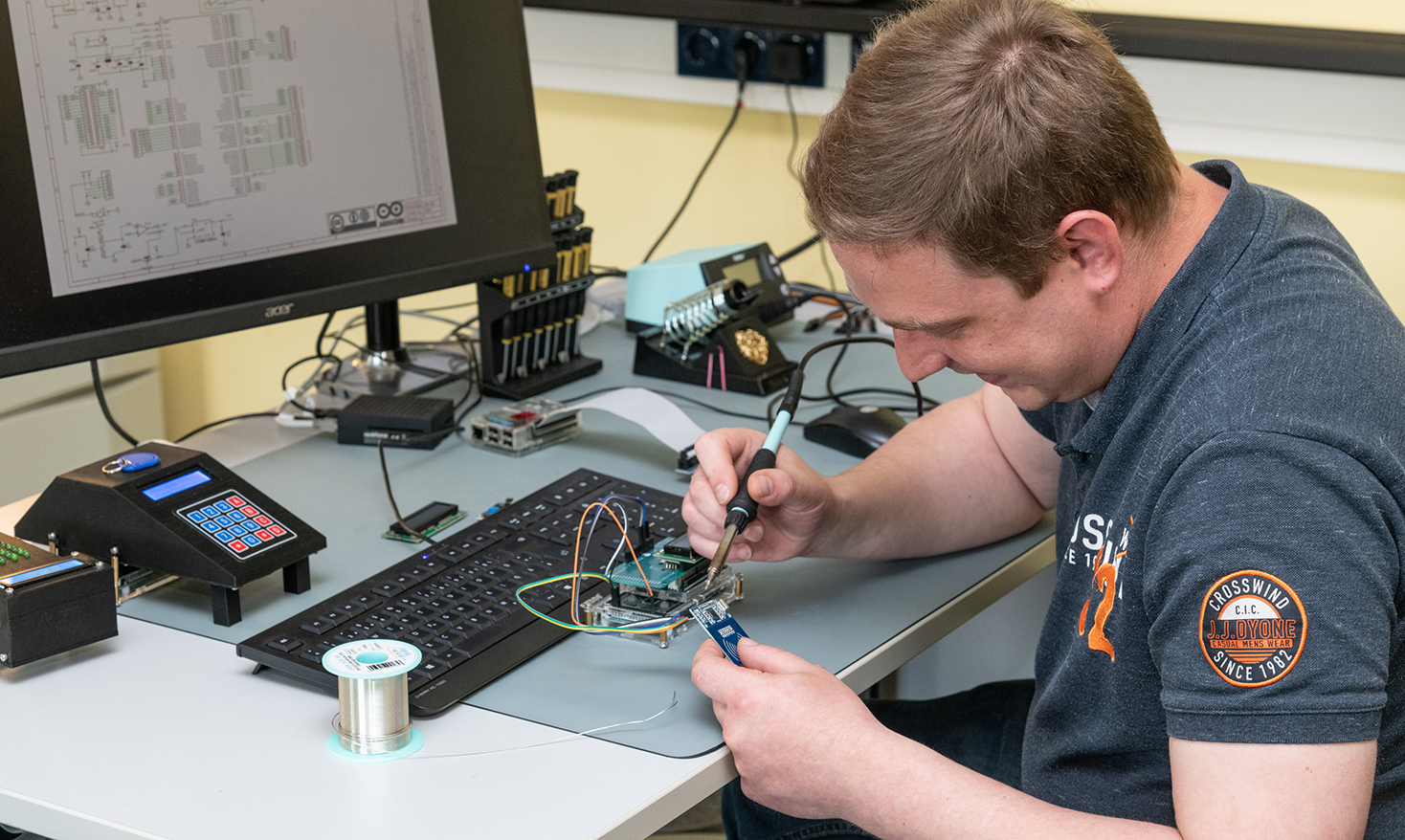 Foto Teilnehmer bei der Arbeit mit einem Mikrocontroller